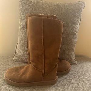 UGG boots in excellent condition - Size 10 - tan